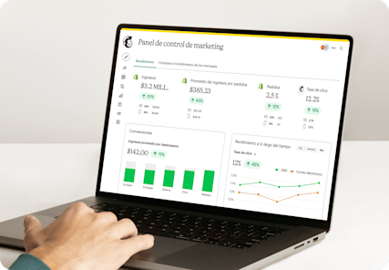 Una laptop con un correo electrónico de anuncio de venta anual en la pantalla: realiza un seguimiento, analiza y optimiza tu impacto para que puedas vender más